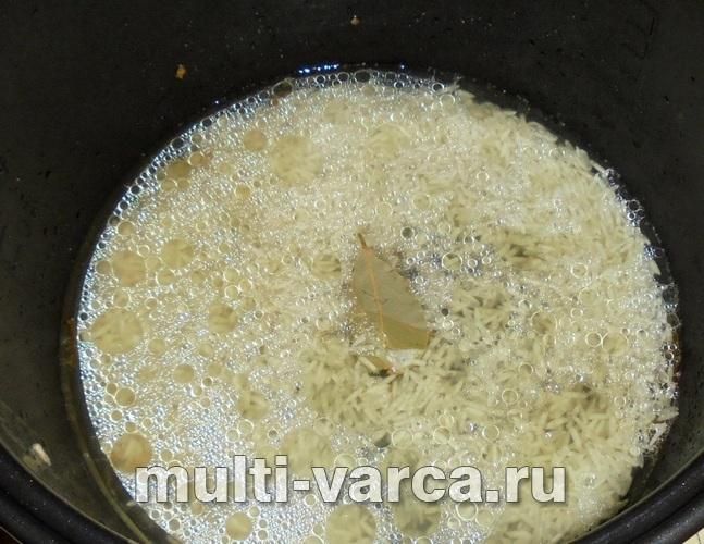 Рис із котлетами в мультиварці