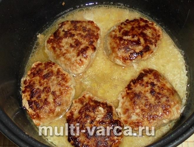 Рис із котлетами в мультиварці