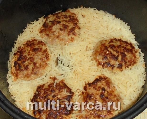 Рис із котлетами в мультиварці