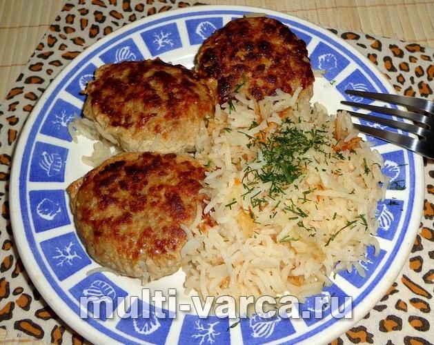 Рис із котлетами в мультиварці