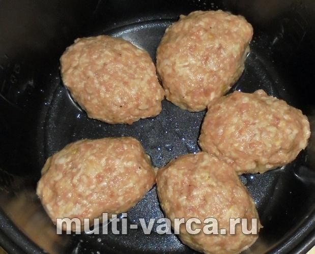 Рис із котлетами в мультиварці