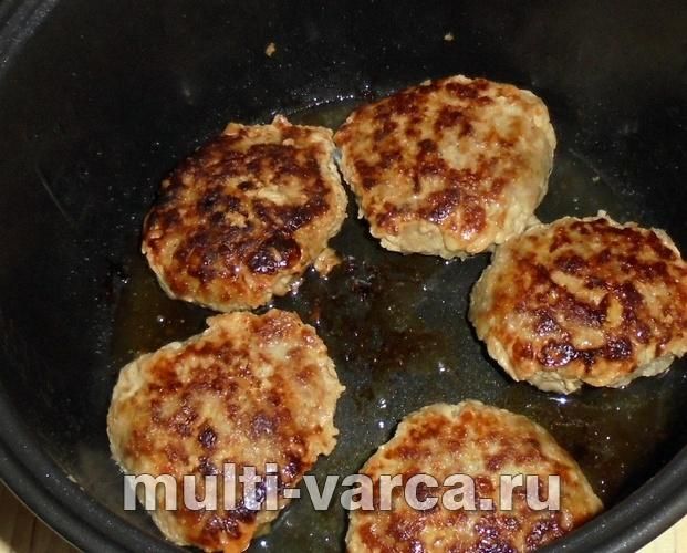 Рис із котлетами в мультиварці