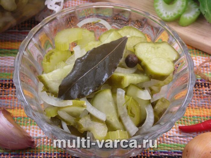 Салат з огірків і селери на зиму