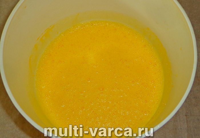 Шарлотка з чорницею в мультиварці