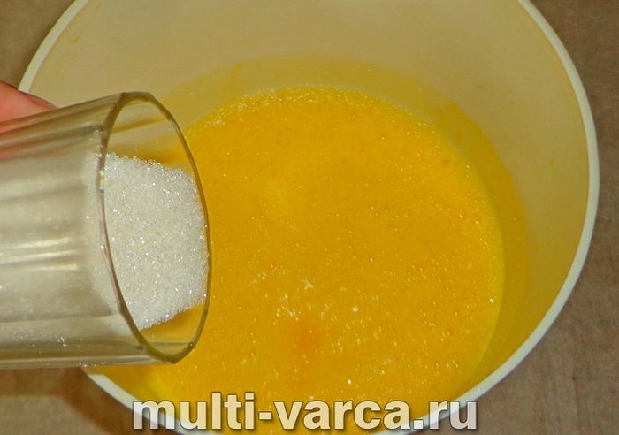 Шарлотка з чорницею в мультиварці
