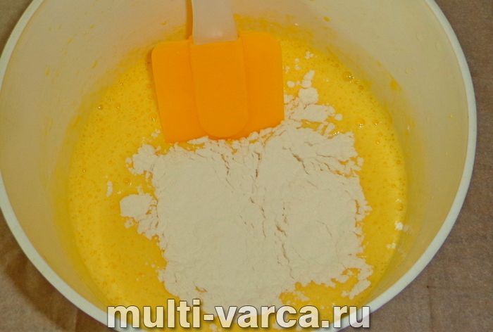 Шарлотка з чорницею в мультиварці