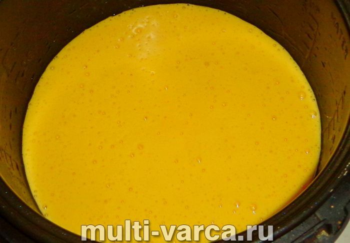 Шарлотка з чорницею в мультиварці