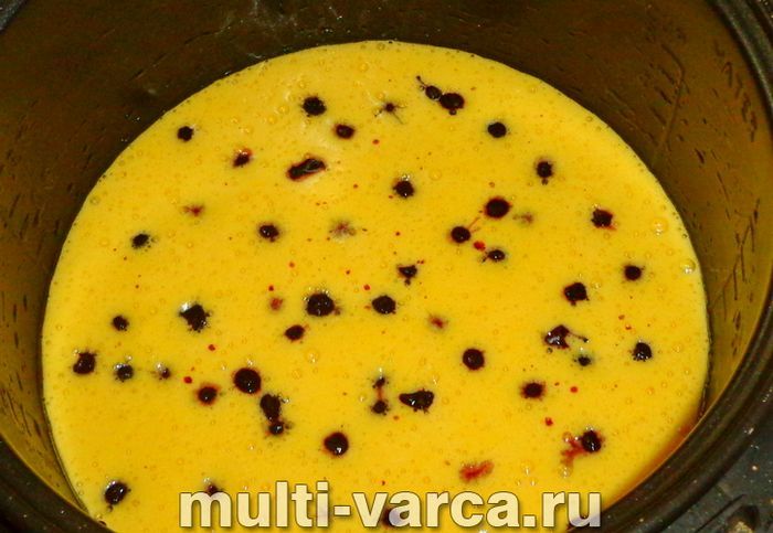 Шарлотка з чорницею в мультиварці