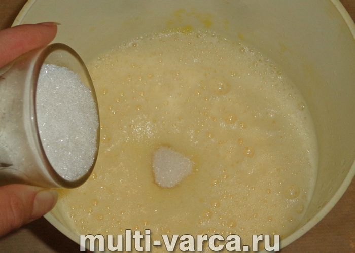 Шарлотка з лимоном у мультиварці