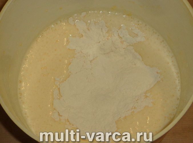 Шарлотка з лимоном у мультиварці
