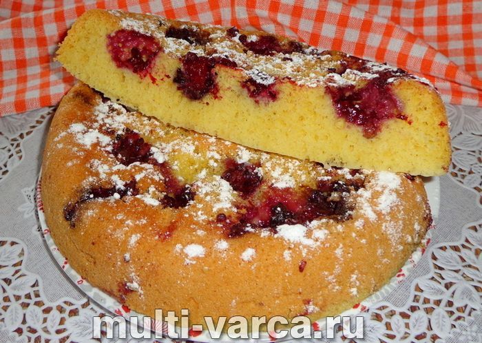 Шарлотка з ожиною в мультиварці