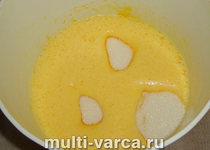 Шарлотка з ожиною в мультиварці