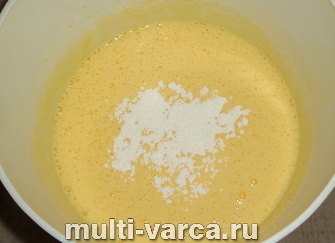 Шарлотка з ожиною в мультиварці