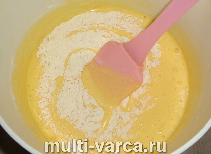 Шарлотка з ожиною в мультиварці
