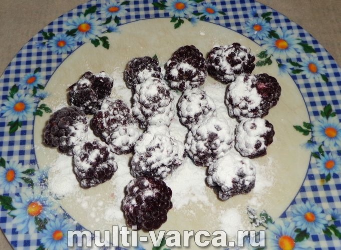 Шарлотка з ожиною в мультиварці