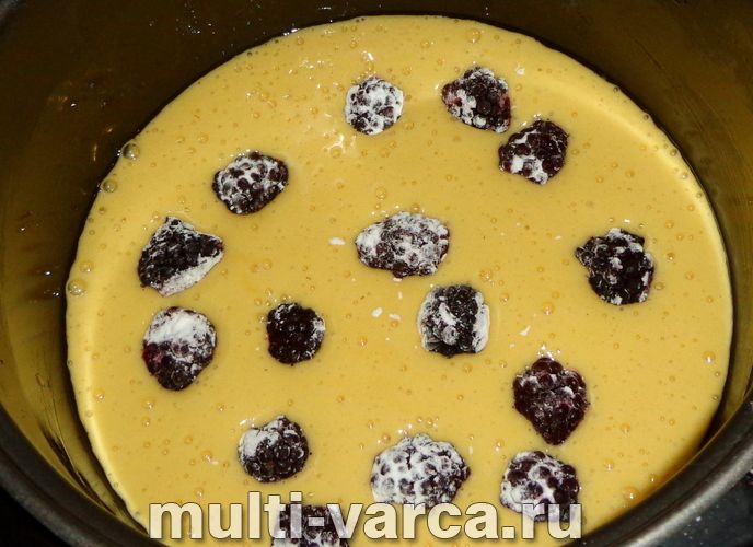Шарлотка з ожиною в мультиварці
