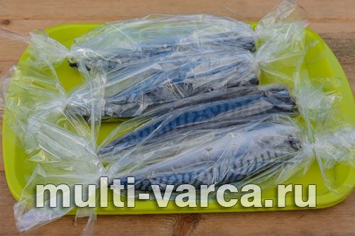 Скумбрія в рукаві, приготована на пару