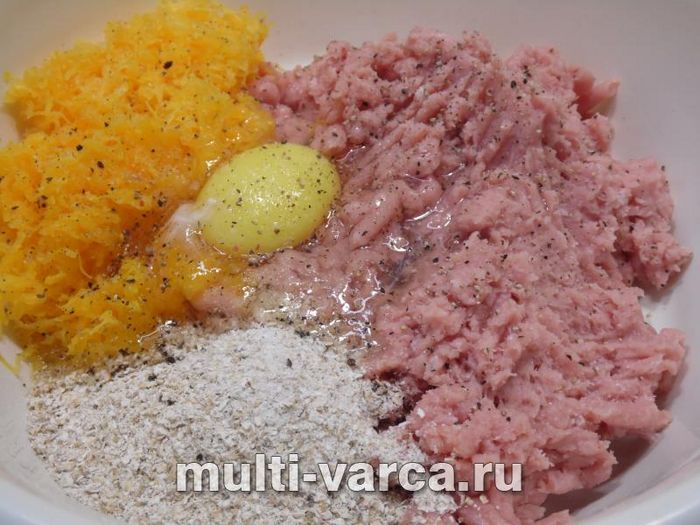 Тефтелі з курки та гарбуза в овочевому соусі