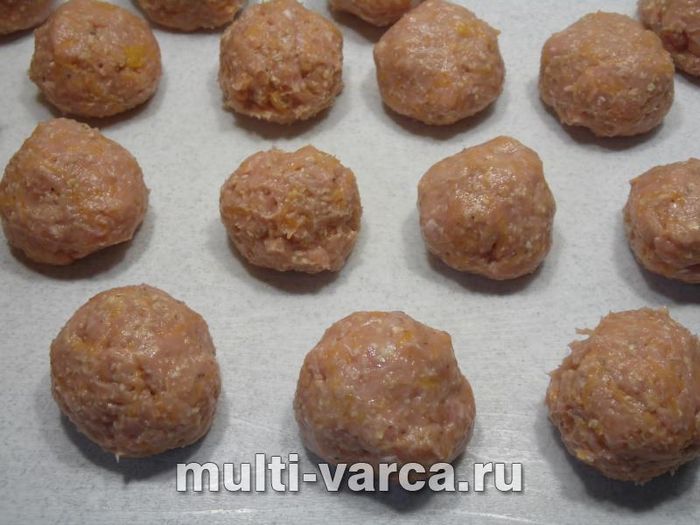 Тефтелі з курки та гарбуза в овочевому соусі